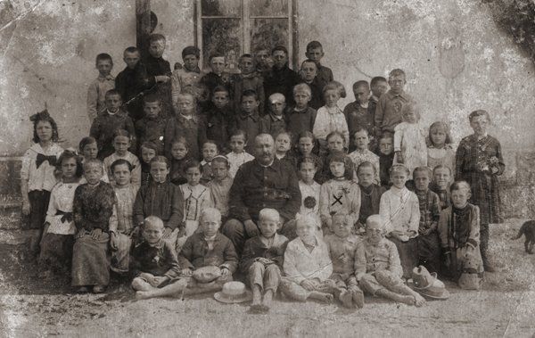 Dzieci szkolne z Olejowa lata 20-te
